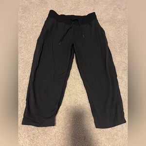 Lululemon loose relaxed fit capris joggers black size 6